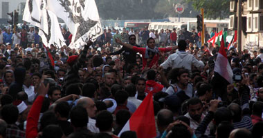 بالفيديو والصور..العشرات يحتجون فى ميدان طلعت حرب بالقاهرة ضد قانون التظاهر..اختفاء الأمن من المنطقة.. ومسيرة للمتظاهرين من محمد محمود تشعل الشماريخ..ويؤكدون الطوارئ تكفى لمواجهة المظاهرات غير السلمية