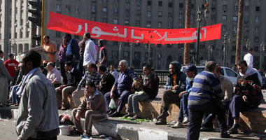 المئات يتوافدون على التحرير للمشاركة فى جمعة الغضب