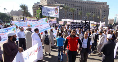 شباب "البناء والتنمية" يغلقون التحرير بالحواجز الحديدية