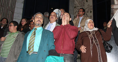 نشطاء يتظاهرون أمام "الصحفيين" للإفراج عن أبو فجر 