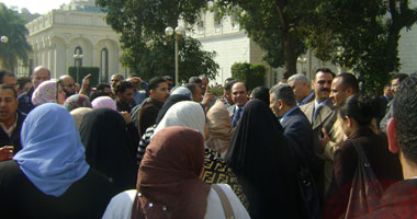 أمن التعليم يغلق الباب المؤدى لمكتب الوزير بعد اعتصام المعلمين