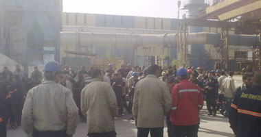 وقفة احتجاجية لعمال "يوتن" للبويات اعتراضاً على فصل 38 عاملاً