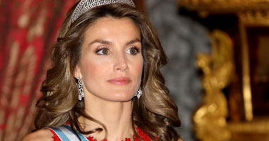 صحيفة إسبانية تنتقد ظهور الملكة ليتيثيا بفستان واحد 7 مرات