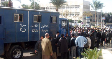 بالصور.. 900 متظاهر يطالبون محافظ بورسعيد بوحداتهم السكنية