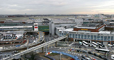 بريطانيا تعتزم إقرار قوانين لمعاقبة المطارات بعد فوضى هيثرو
