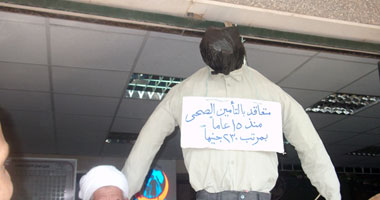 بالصور..إضراب العاملين بالتأمين الصحى بقنا