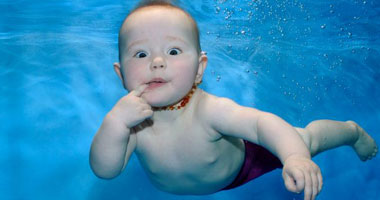 5 نصائح للحفاظ على جلد طفلك فى الصيف أثناء تمارين السباحة