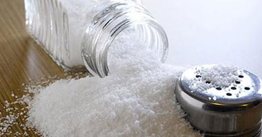 انتبه لكمية الملح فى طعامك..السم الأبيض يخزن الماء بجسمك ويسبب زيادة الوزن