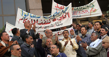 وقفة لعمال "طنطا للكتان" و"النصر للمراجل" ضد طعن الحكومة على أحكام العودة