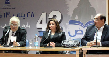 رجل يقتحم ندوة إلهام شاهين ويسألها كيف ستقابلين الله؟