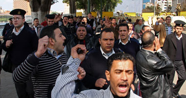 أمناء الشرطة مستمرون فى اعتصامهم أمام مديرية أمن الإسكندرية 