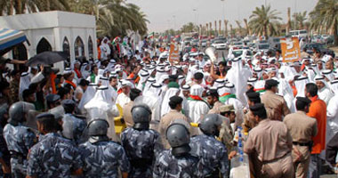 "بدون الكويت" يتظاهرون عقب صلاة الجمعة مرددين: الشعب يريد إقرار الحقوق