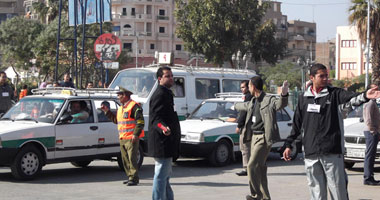 مواطن بالسويس يمنع سيارة شرطة من كسر حواجز المرور