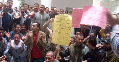 اعتصام العمال المؤقتين بسنترال ومجلس مدينة بنها