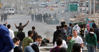 اعتصام عشرات الفلسطينيين أمام مقر الصليب الأحمر بالبيرة 