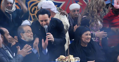 بالصور.. مصطفى قمر ضيف "الحاجة زهرة"