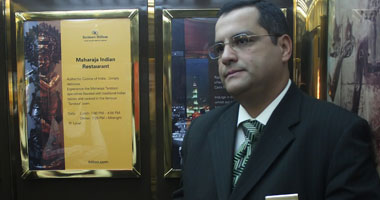 "اليوم السابع" ترصد جانب من حياة أحمد زكى فى "هيلتون رمسيس"