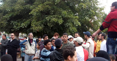 عشرات الشباب يتظاهرون لرفض التعديلات الدستورية بالإسماعيلية