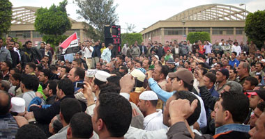 عمال "غزل شبين" يحتجون أمام "الوزراء" لتنفيذ حكم بطلان بيع الشركة