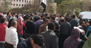 بالصور.. مئات المعلمين بالإسماعيلية يتظاهرون أمام "التعليم"