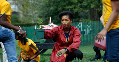 ميشال أوباما تزرع الخضار فى بستان البيت الأبيض