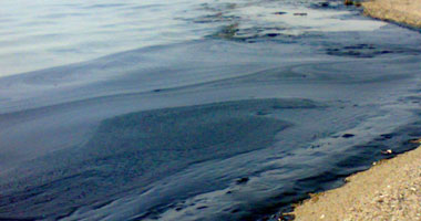 لليوم الثالث.. "البيئة" تواصل جهودها لإزالة التلوث الزيتى من شواطئ الغردقة