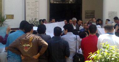 طلاب أسنان المنصورة يعتصمون احتجاجا على جدول الامتحانات