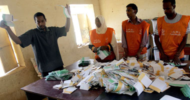 البشير يكتسح الانتخابات السودانية فى مصر