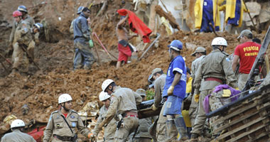 عمال الإغاثة يواصلون محاولة إنقاذ طفلة سقطت فى حفرة بجنوب الهند