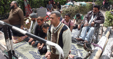 بالصور.. "المعاقون "وعمال" تحسين الأراضى" و"النوبارية" يصلون الجمعة على رصيف مجلس الشعب.. ويقررون مقاضاة "نظيف" و"أباظة"