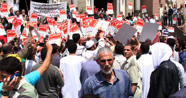 انقسامات بين السلفيين المتظاهرين أمام الكاتدرائية حول فض الاعتصام