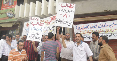 وقفة احتجاجية لموظفى هيئة قضايا الدولة بأسيوط