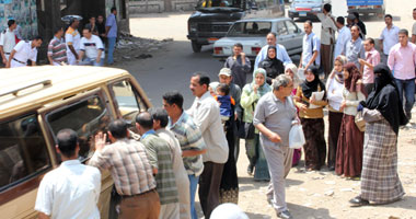 سائقو الأجرة بالدقهلية يقطعون طريق المنصورة للمطالبة برفع الأجرة