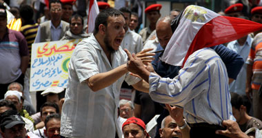 آلاف المتظاهرين بالتحرير يرفضون الإفراج عن رجال النظام ومبارك  