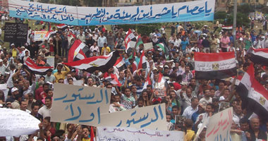 عشية مليونية "لم الشمل".. مسيرة للسلفيين فى "التحرير" لتأكيد التوافق مع "المدنيين".. وعدد المنصات بالميدان يرتفع لـ12.. وانتقادات لأداء المجلس العسكرى والحكومة