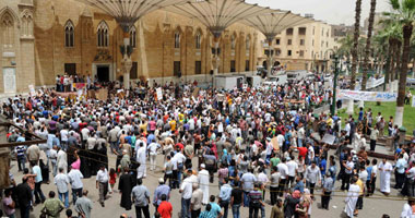 الآلاف يؤدون صلاة العيد بمسجد الحسين وسط إجراءات أمنية مشددة