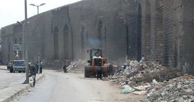 مأساة سور مجرى العيون عرض مستمر.. مأوى للبلطجية ومقلب قمامة