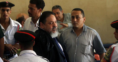 فى قضية موقعة الجمل.. التحقيق مع رئيس المحكمة أمام قاضى التحقيق بشأن اتهامات مرتضى منصور.. وصياح وهياج للمتهمين بداخل قفص الاتهام.. ورجب حميدة: متمسكين بالمحكمة والهربانين ييجوا يثبتوا براءتهم