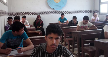 طلاب الثانوية بالمنيا: امتحان "العربى" جاء فى مستوى الطالب المتوسط