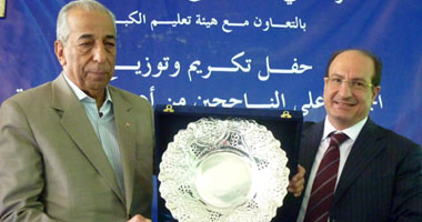 بالصور.. محافظ 6 أكتوبر يكرم الناجحين من فصول محو الأمية 