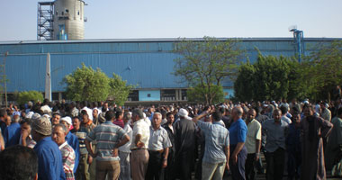 عمال "مصر للألمونيوم" يواصلون الاعتصام لليوم الثانى بسبب تجاهل مطالبهم