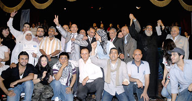 وفد دبلوماسى عراقى يشاهد مسرحية "ورد الجناين" 
