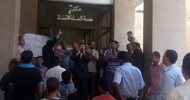العاملون  بمحكمة بنى سويف يتظاهرون لنقل رئيس المحكمة