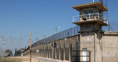 الإحتلال يحرم 40 أسيرا فلسطينياً فى سجن "النقب" من الزيارة غداً