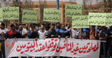 600 عامل يتظاهرون ضد وزير الصناعة عند وصوله "برج العرب"
