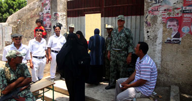 عناصر الجيش تنصب خياما لحماية الناخبين من الشمس أمام لجان المعادى