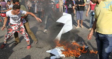 متظاهرو التحرير يحرقون دعاية أحمد شفيق