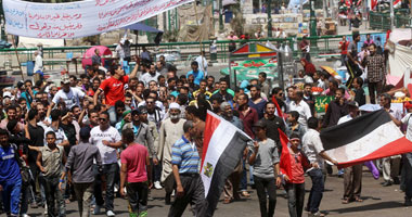 ميادين مصر تنتفض..الإخوان والسلفيون والحركات الثورية يحاكمون المخلوع فى التحرير الخامسة عصرا..ومسيرات تتجه نحو الميدان من مساجد القاهرة..والمحافظات تضغط بقوة..وسيارات الإسعاف على أهبة الاستعداد