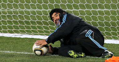 بالصور .. مارادونا يحرس مرمى الأرجنتين