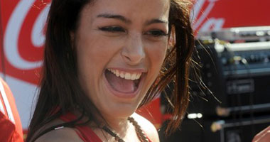 حسناء بارجواى تفى بوعدها وتتعرى